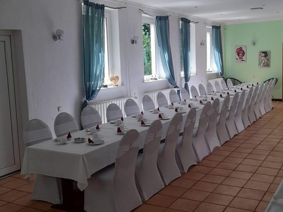 Festlich vorbereitete Park Eventlocation im SEP Strausberg