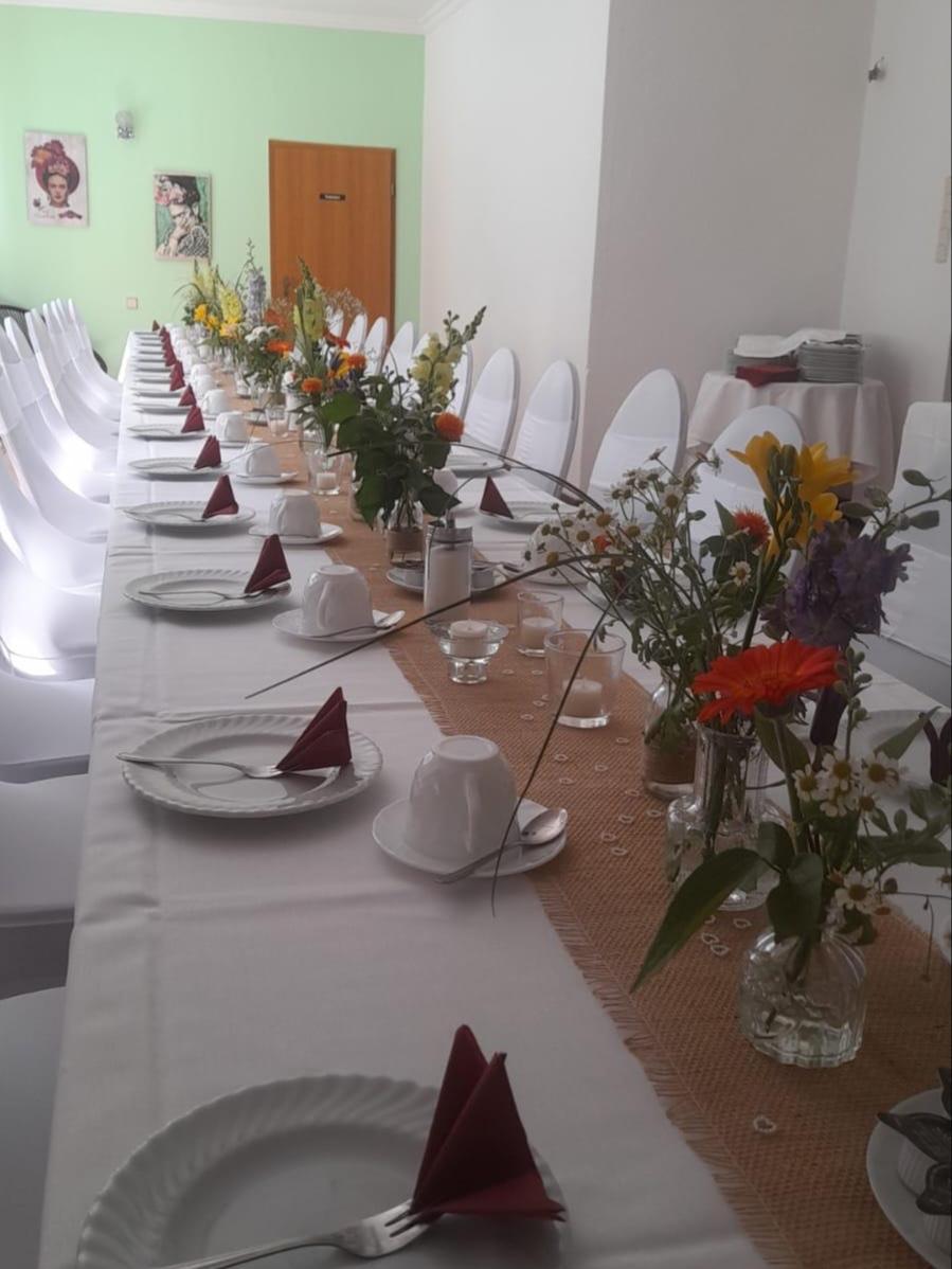 Familie feiert gemeinsam an einer festlich gedeckten Tafel