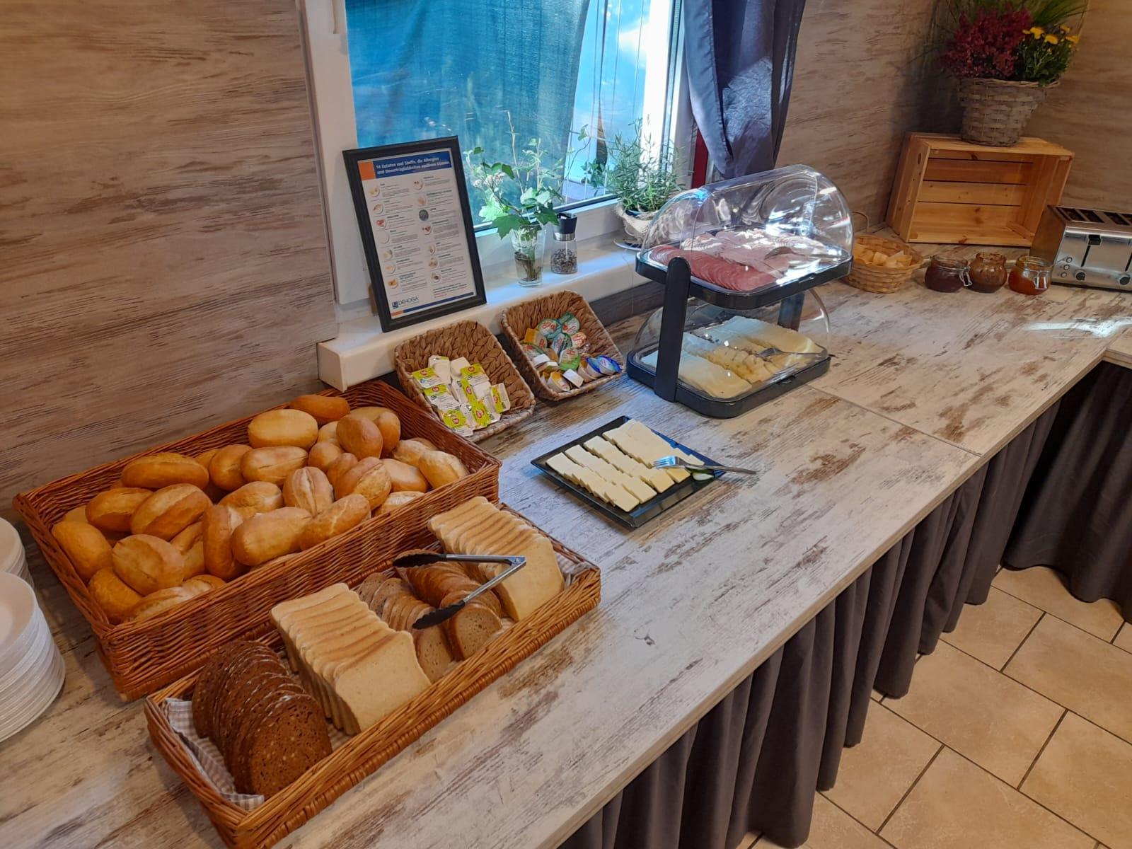 Br&ouml;tchen, Brotkorb und K&auml;se beim Monatsbrunch