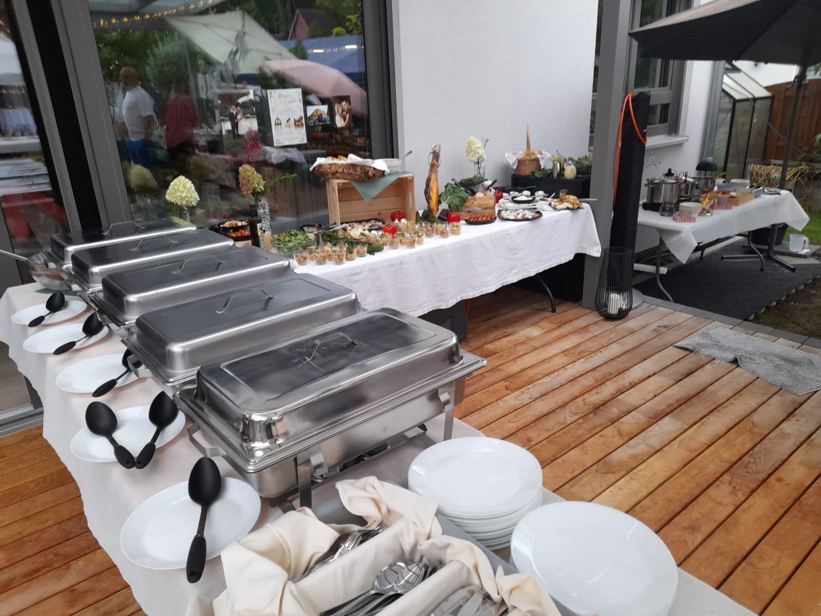 Brunchbuffet mit Chafing Dishes auf der Terrasse der Park Eventlocation