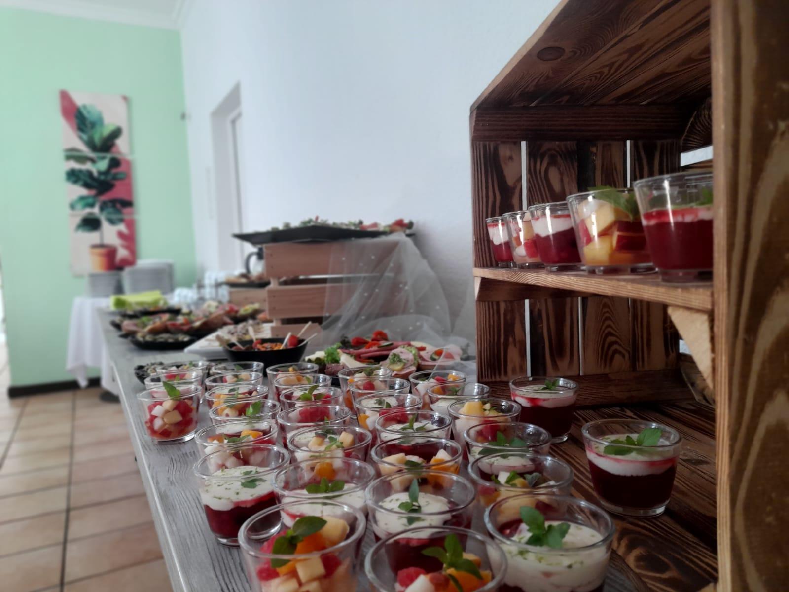 Desserts in Gl&auml;sern am Brunchbuffet