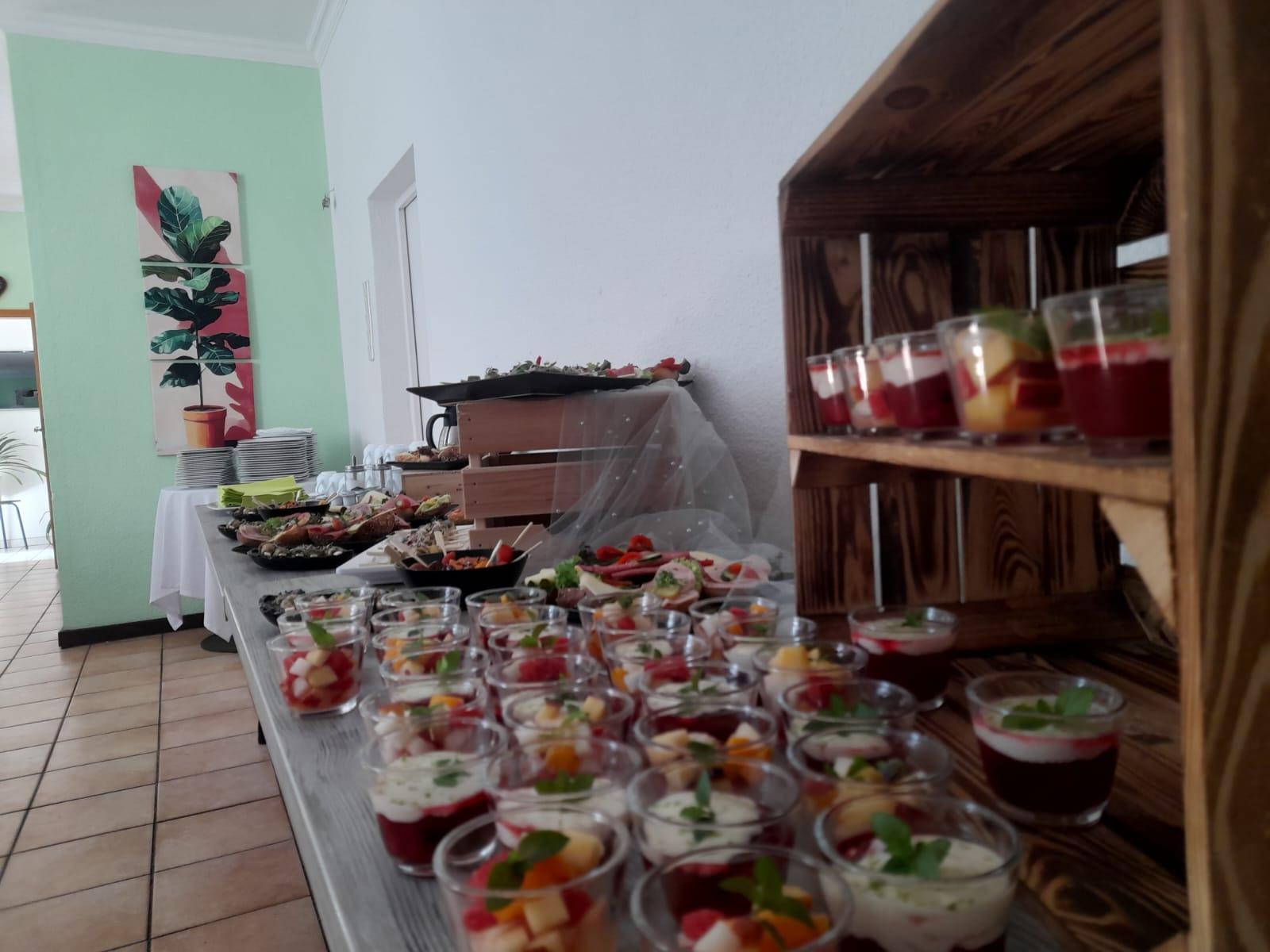 Desserts in Gl&auml;sern f&uuml;r eine Taufe oder Babyparty