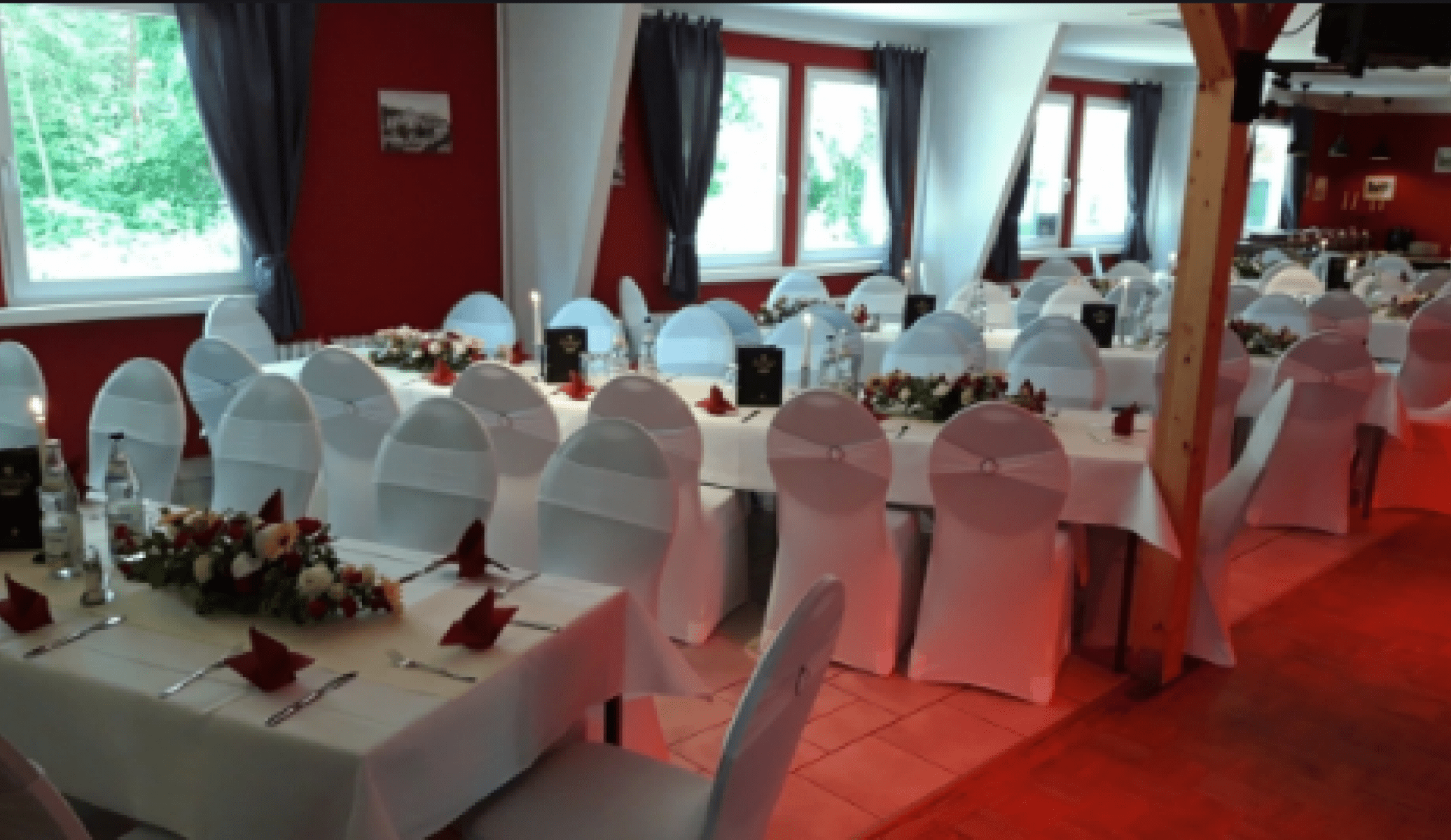 Festlich vorbereitete Park Eventlocation im SEP Strausberg